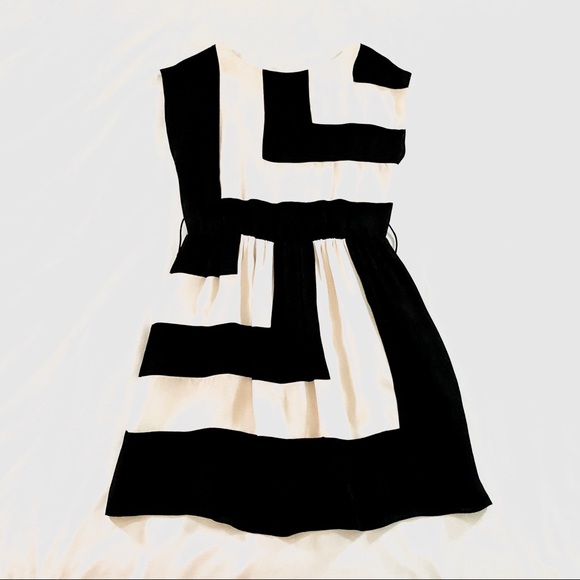 Alice + Olivia Dresses & Skirts - Alice + Olivia Geometric Print Silk Dress